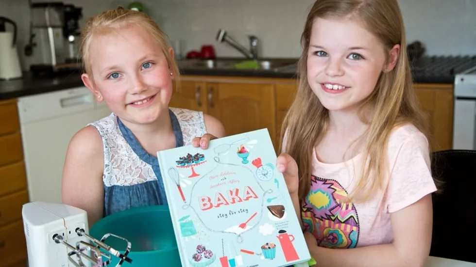 Cassandra Bengtsson Ström och Thea Bengtsson Vikman är systrarna som älskar att baka. Tillsammans har de varit testpatrull och testat den nya bakboken "Baka"