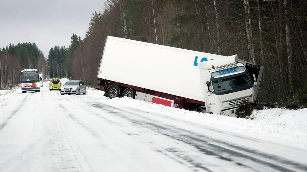 En långtradare hamnade i diket på grund av det hala väglaget.
