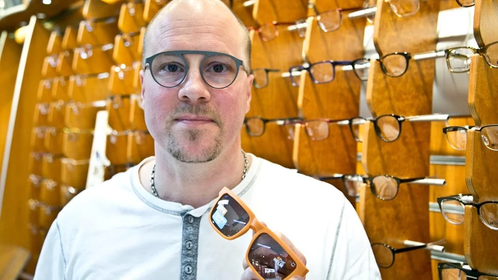 Glada linser är det nya. En typ av solglasögon som släpper igenom våglängder där receptorerna av serotonin finns. Optiker Daniel Åström visar.