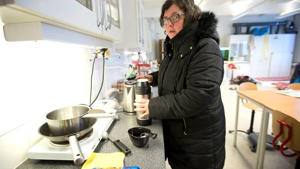Kaffethermosen måste ju naturligtvis med. Karin Westerlund fyller upp några så det räcker till alla innan avfärd.