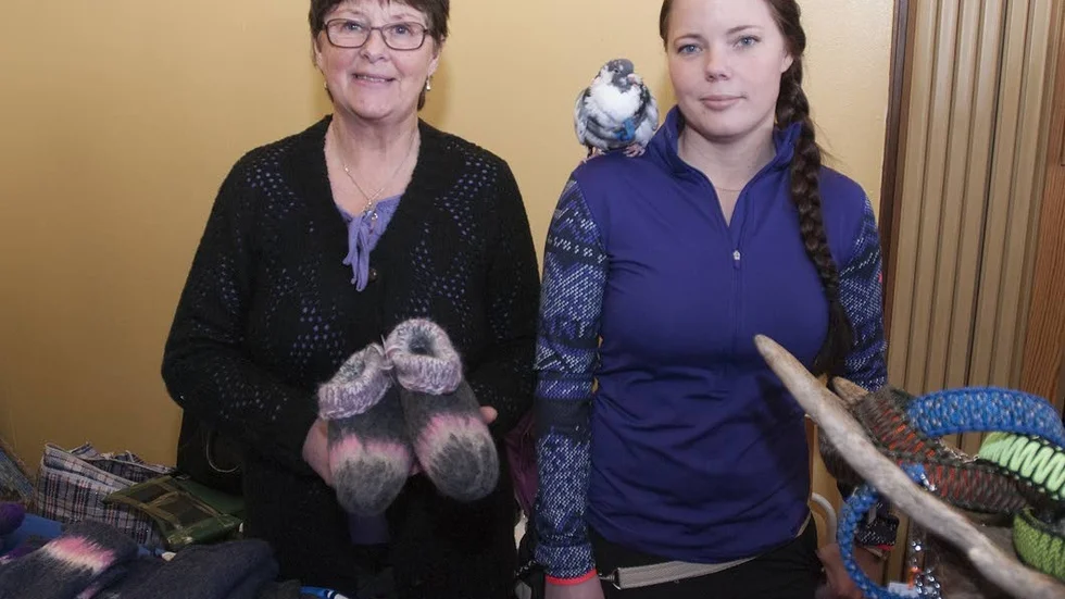 Louise Sandström, till vänster, från Bastunäs och Marlen Jonsson, Laisvall, två av det tiotalet utställaren som medverkade vid jakt- och fiskemässan i Abborrträsk.