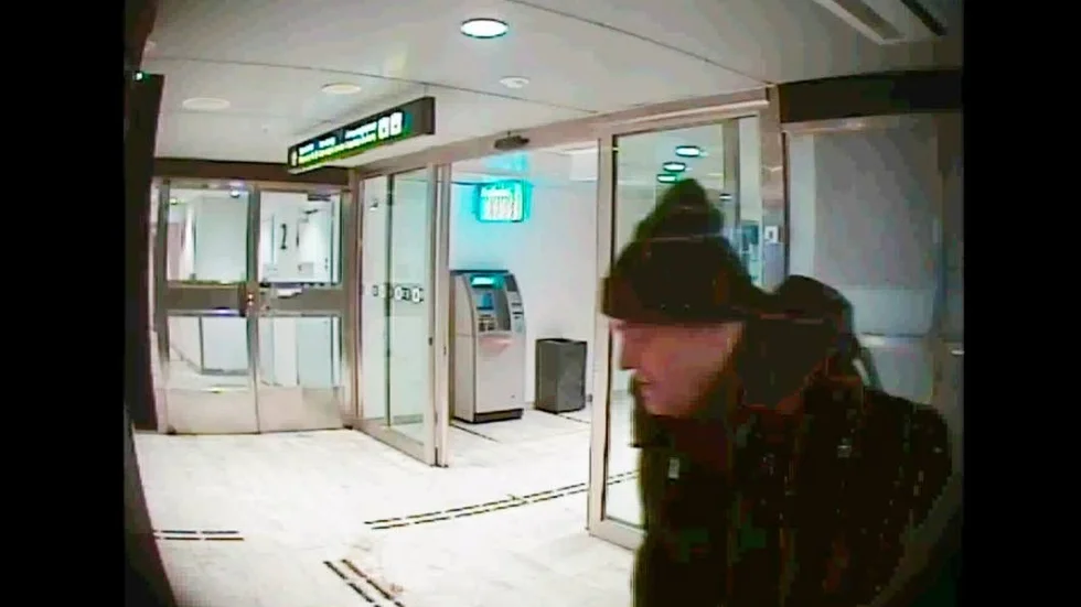 57-åringen fångades på bild vid ett flertal tillfällen på centralstationen i Stockholm. Där syntes även hans datorväska som polisen hittade 3,8 kilo amfetamin i.