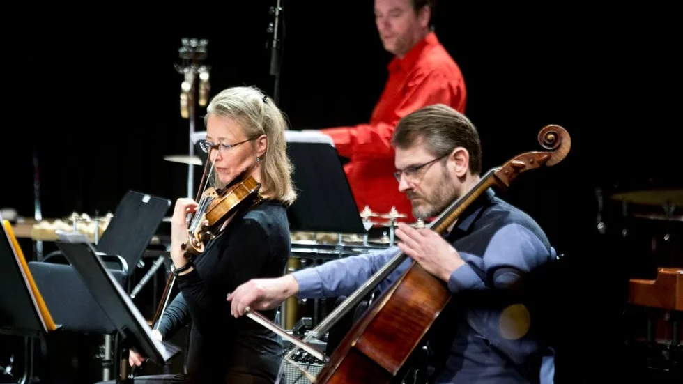 Gerður Gunnarsdóttir, violin, Frank Aarnink, slagverk, och Sigurður Halldórsson, cello, ingår i Caput.