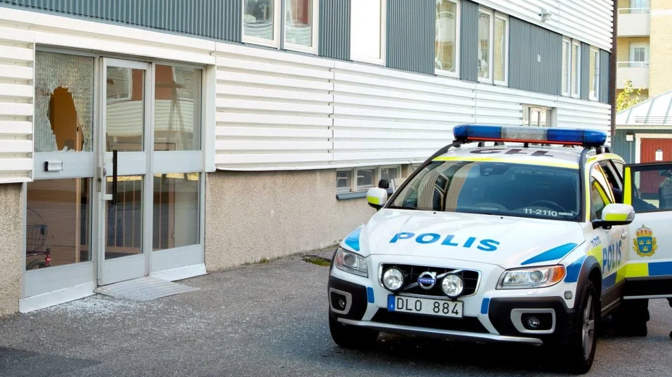 24-åringen slog sönder entrérutan med ett basebollträ.