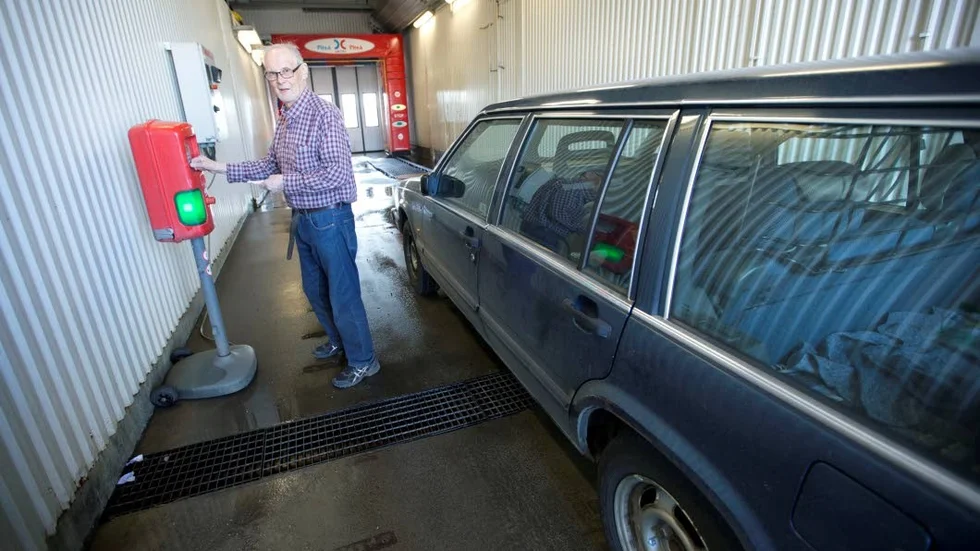 John Nordmark, Piteå, tycker att det är praktiskt att tvätta bilen i en tvätthall. "Jag tvättar alltid bilen i en biltvätt efter att jag flyttade från villa till lägenhet", säger han.