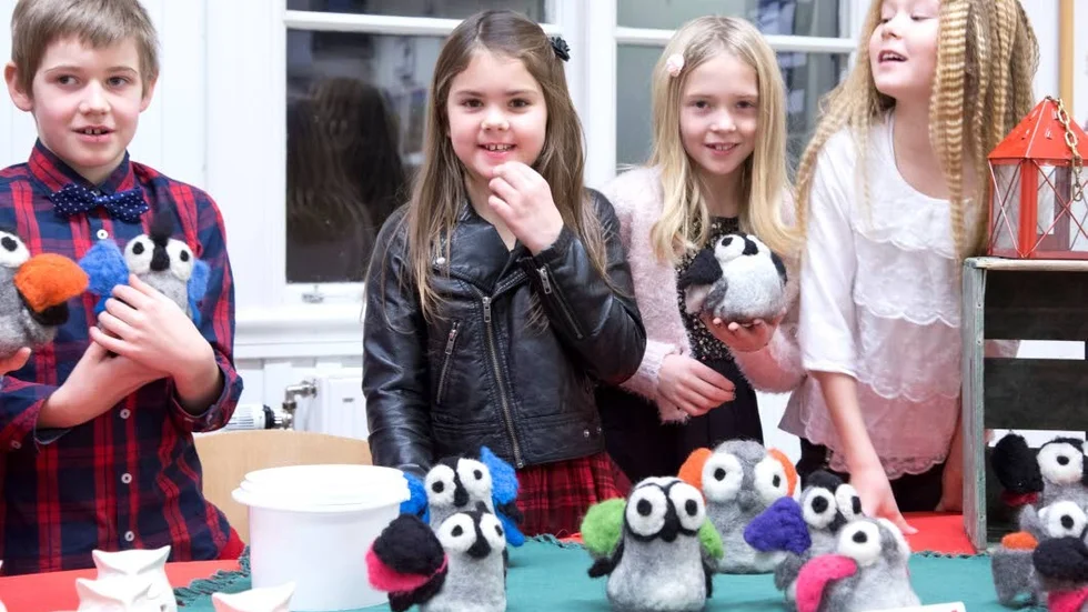 Simon Jonsson, Maja Marklund, Klara Wiklud och Hanna Westbom har varit med och tillverkat sakerna till basaren. Det märktes att bordet med de tovade ugglorna är väldigt populärt, förra året tog ugglorna slut på tio minuter.