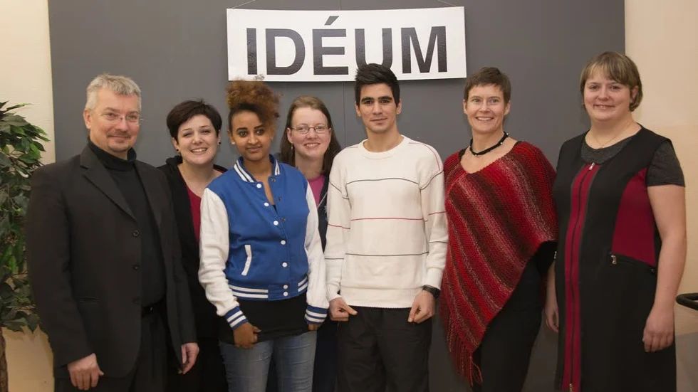 Pionjärer. På måndagen examinerades de första mooc-kursarna i Arvidsjaur och kanske i hela Sverige. Från vänster professor Per Ödling, Giovanna Sfriso, Dina Hailezgi, Madeleine Anderhold, Seif Alamir Yousef, Åsa Händel, Lärcentra Arvidsjaur, och Anne Åberg, Akademi Norr.