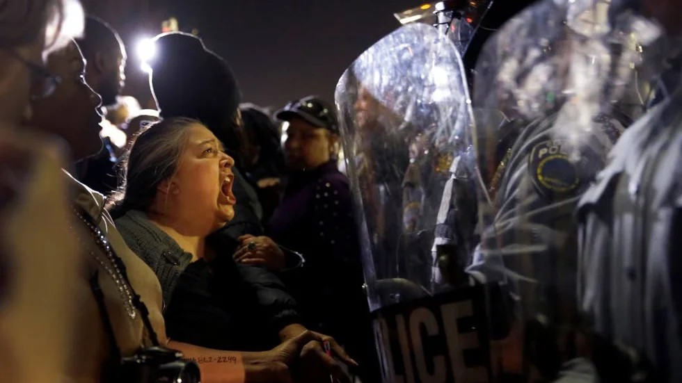 I Ferguson, USA, har det blossat upp nya protester sedan Justitiedepartementet i en utredning visat att polisdistriktet avsiktligen diskriminerar svarta.