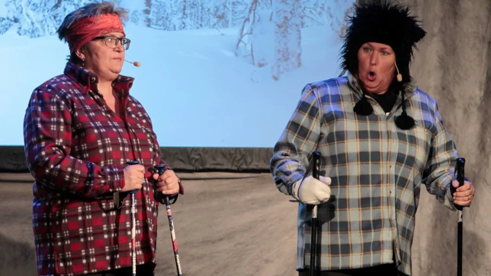 Systrarna Eva och Bitte Lundström kan man inte annat än skratta åt.
