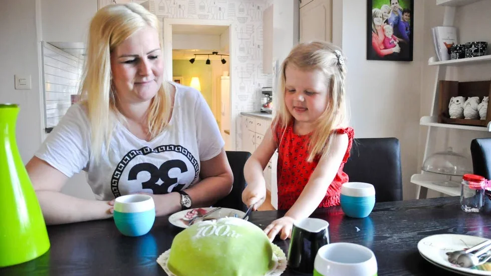 Anna Nilsson och dottern Maja festade på jubileumstårtan.