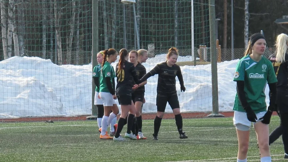 Premiären i division 1 gick inte som tänkt för Älvsbyn. Mariehem fick måljubla vid hela sex tillfällen. ?foto: simon norberg