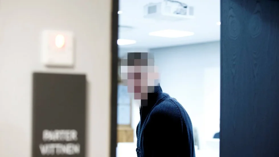 23-åringen har erkänt misshandel och vållande till annand död genom en olyckshändelse. Tingsrätten tror honom inte – och kommer fälla honom för antingen mord eller medhjälp till mord.
