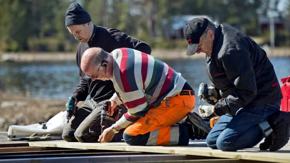 Peter Eriksson, Per Berglund och Hans Wikström spikar nytt trallvirke.