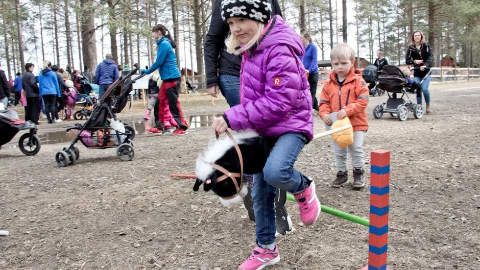 Tilde Nilzon 5 år från Piteå, tränade hästhoppning på sitt eget sätt.