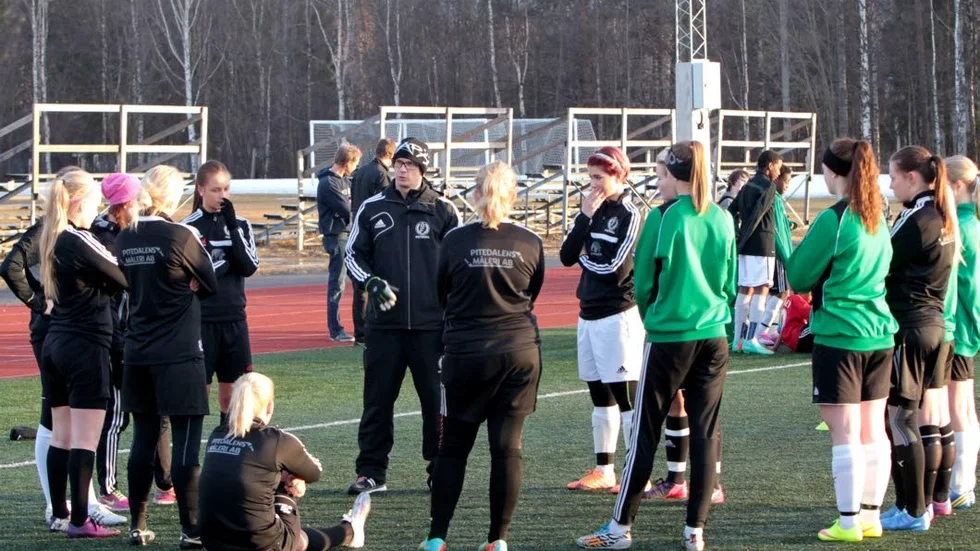 Mats Andersson och spelarna i Älvsby IF har en del att fundera på efter fyra tunga förluster i division 1. (Arkivbild)