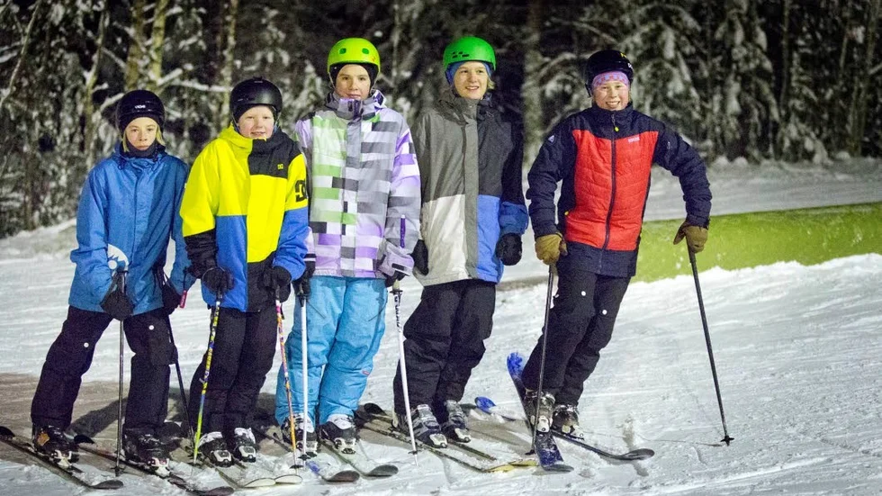 Isak Enberg, 13 år, Kristoffer Westman, 12 år, Kasper Eriksson, 14 år, Erik Hedman, 15 år och Adrian Öhlund, 14 år, alla från Piteå, stortrivdes i backen under kvällen.