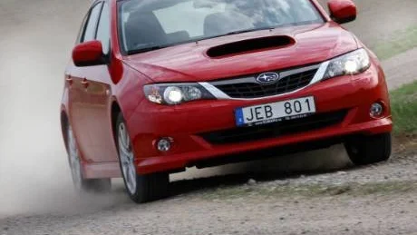 Uppvuxen på rallyvägar trivs Subaru Impreza också bäst på grus. Även med dieselmotor. På svensk grovkornig asfalt blir den lite väl bullrig.Foto: Rolf Gildenlöw