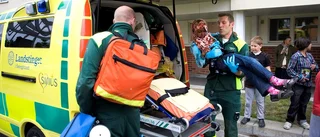 Åttaårig flicka fastklämd i hiss