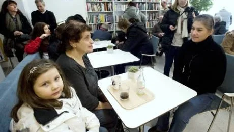 Sibel Darwich, Amine Öksüz och Faideh Rezvani var några av gästerna när Röda Korset invigde nya lokaler. Foto: Titti Olovsson
