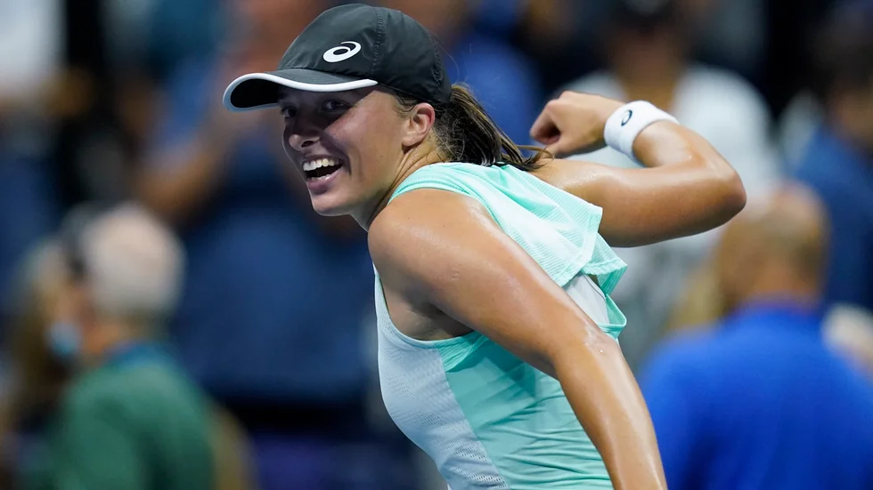 Iga Swiatek firar semifinalplatsen i US Open.