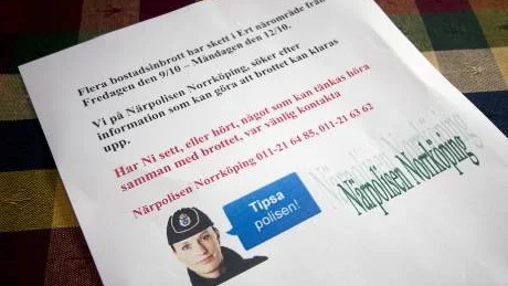 Redan på måndagsmorgonen fick alla hushåll på gatan en lapp från polisen som uppmanade dem att vara observanta på personer som verkar märkliga.