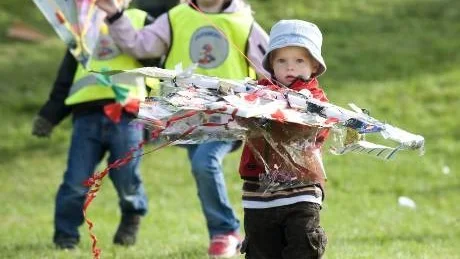 Gustav, 2, från Björnbäret, hade gjort en av drakfestens största och häftigaste drakar, som han här stolt kommer och bär till uppdragningsplatsen.