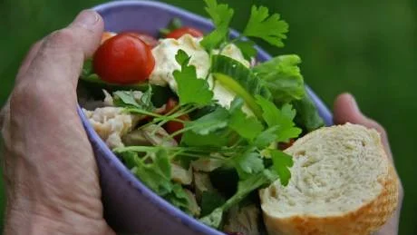Sallad med bett. Ett och annat maskrosblad i salladen ger härlig kryddighet, ungefär som rucola.