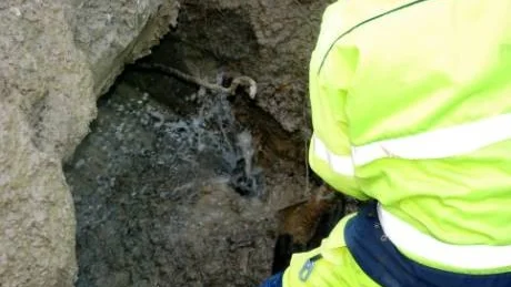 Efter några timmars arbete var läckan  på röret lokaliserad.