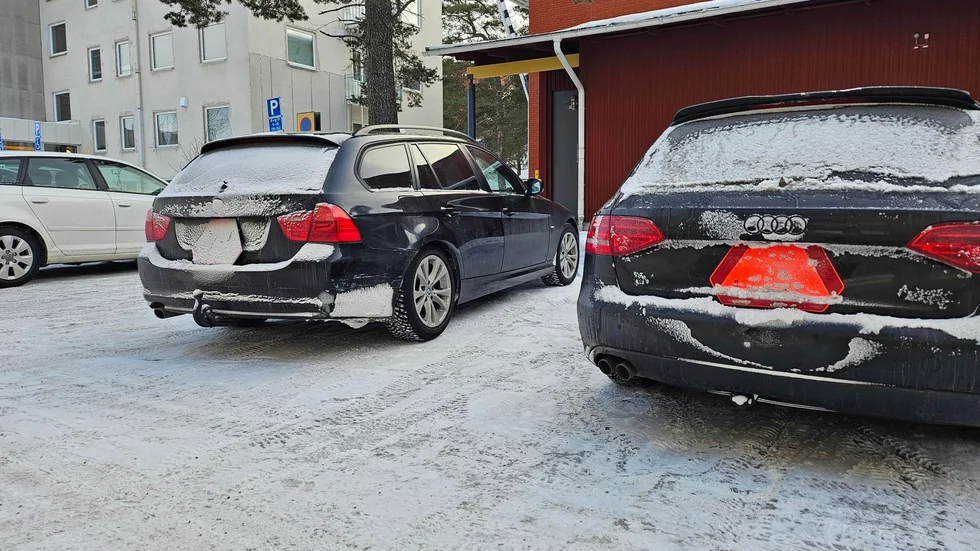 A-traktorer stående vid Luleå gymnasieby, frågan är om alla skyltar här hade fått tummen upp av polisen.