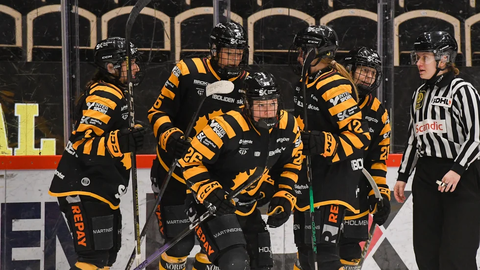 Ida Kuoppola firar ett av sina två mål. Hon och hennes två kedjekamrater gjorde toppinsats mot seriesegrarna Luleå.