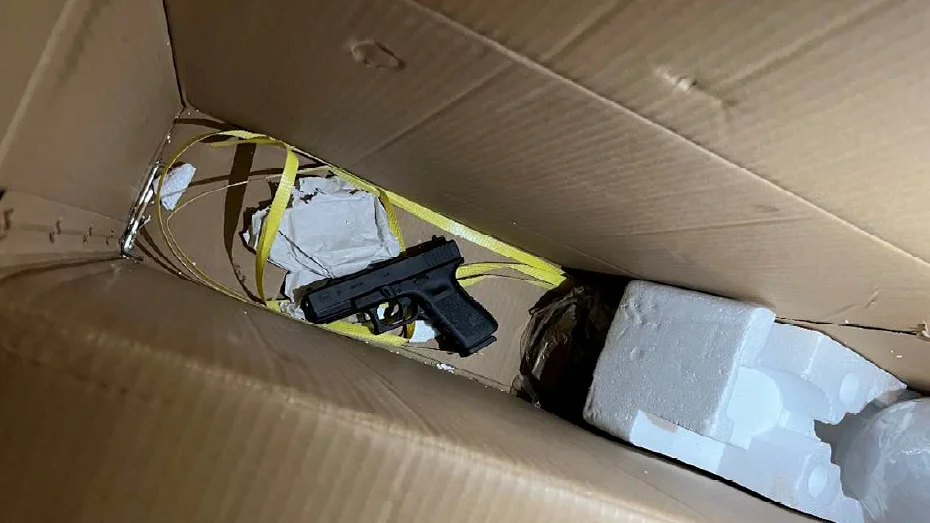 Polisen hittade en skarpladdad pistol och märket Glock i ett källarförråd i Berga. (Bilden är hämtad ur förundersökningen.) 