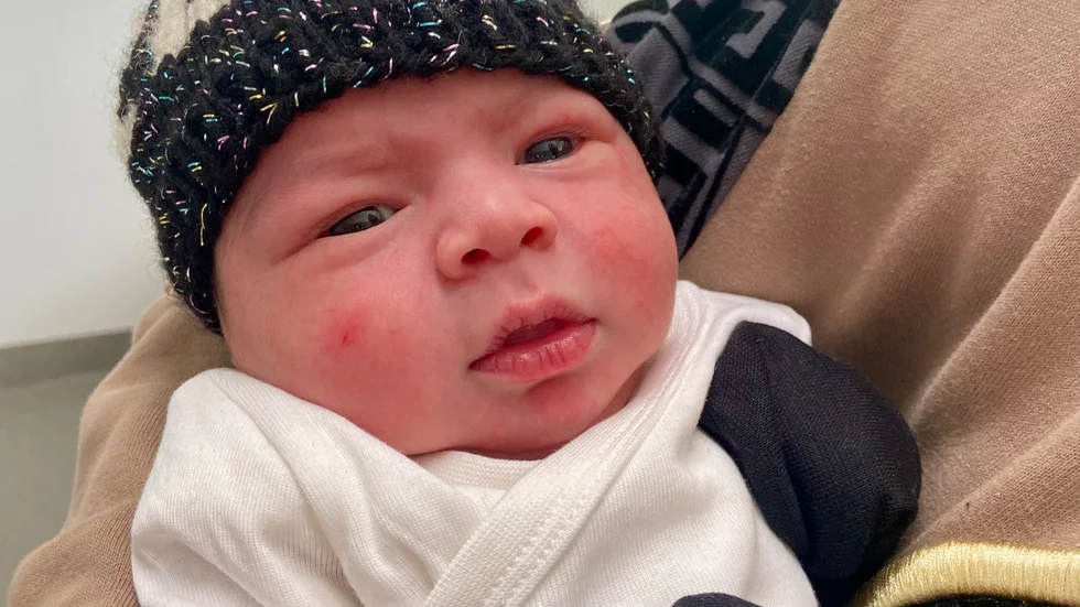 Den än så länge namnlösa pojken föddes klockan 09:25 den 1 januari. Han vägde 3 500 gram och var 48 centimeter lång. 