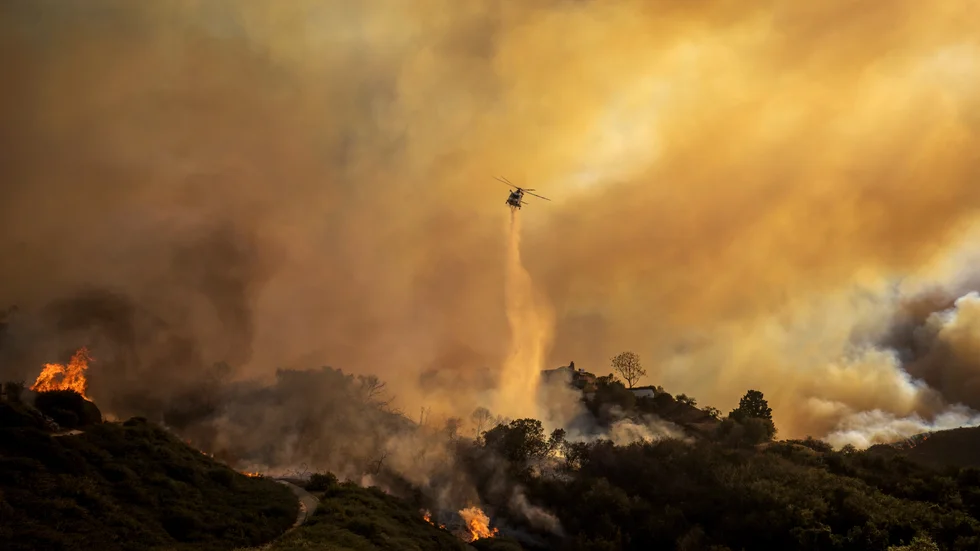 En helikopter vattenbombar i branden stadsdelen Pacific Palisades i Los Angeles. Bild från den 7 januari.