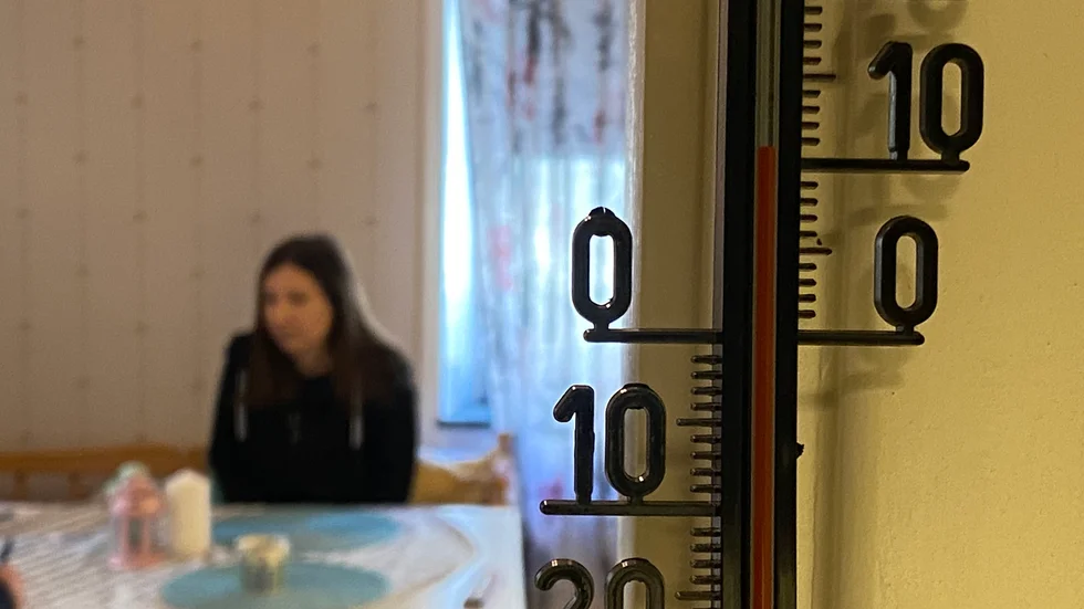 Termometern visar 12 grader i hallen.