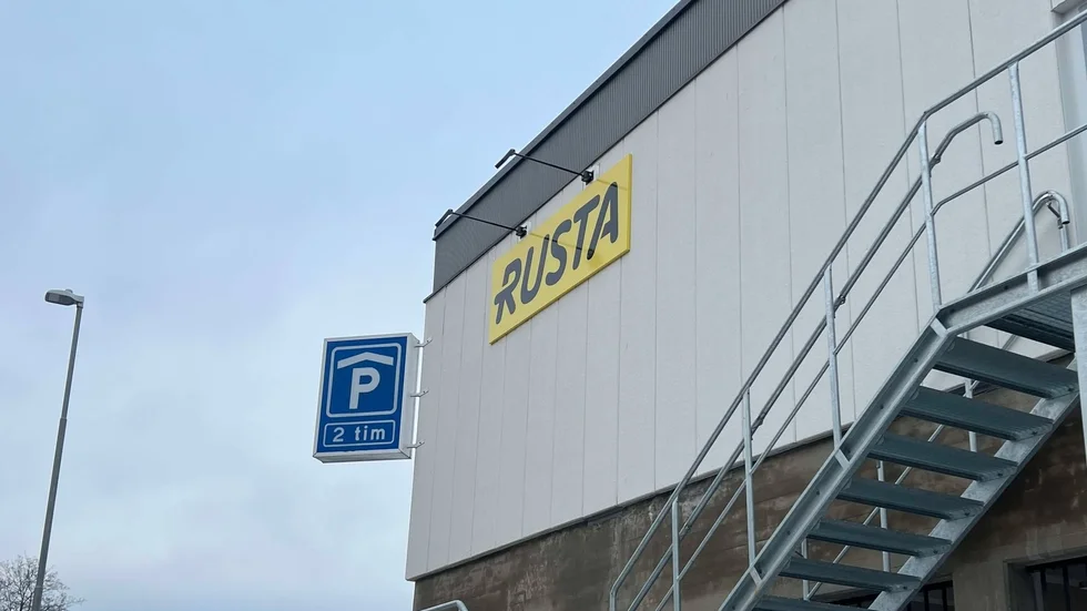 Både fastighetsbolaget och parkeringsbolaget bekräftar att det är fri parkering i två timmar enbart med användning av p-skiva i "Rusta-huset".