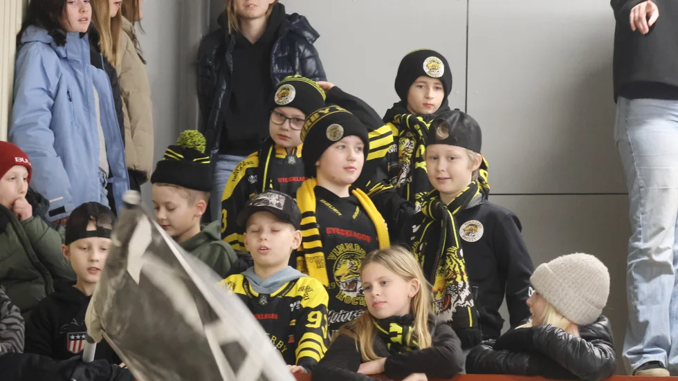 Det blev inte helt fullsatt men väl 1 514 åskådare i VBO Arena när det bjöds på fri entré. Vimmerby såg länge ut att ta en viktig seger mot Östersund, men föll till slut med 4-3 efter straffar.