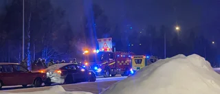 Två personbilar i krock på Timmerleden – en person till sjukvård