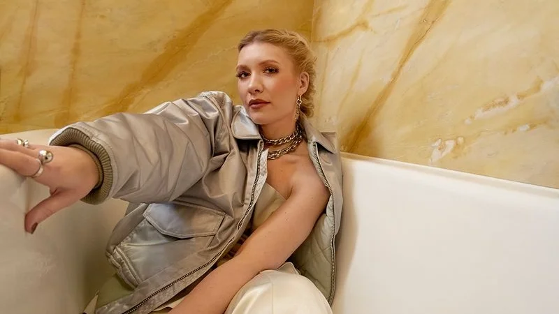 Elin Namnieks, som använder artistnamnet Namelle, fick uppdraget att göra officiell hymn till Vimmerby Hockey. "Ett hedersuppdrag. Och rolig utmaning, det är ju inte min genre."