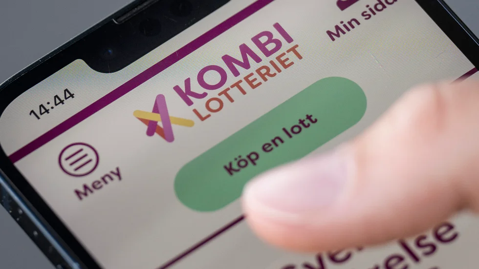Man måste inte bli lurad över telefon för att skaffa Kombilotteriet. Det går att göra frivilligt via en app också.