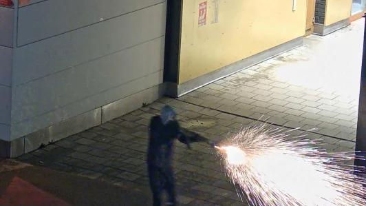 Skjutningen utanför kolgrillen fångades delvis på övervakningskamera.