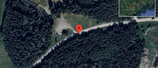 Personbil i singelolycka på väg 809