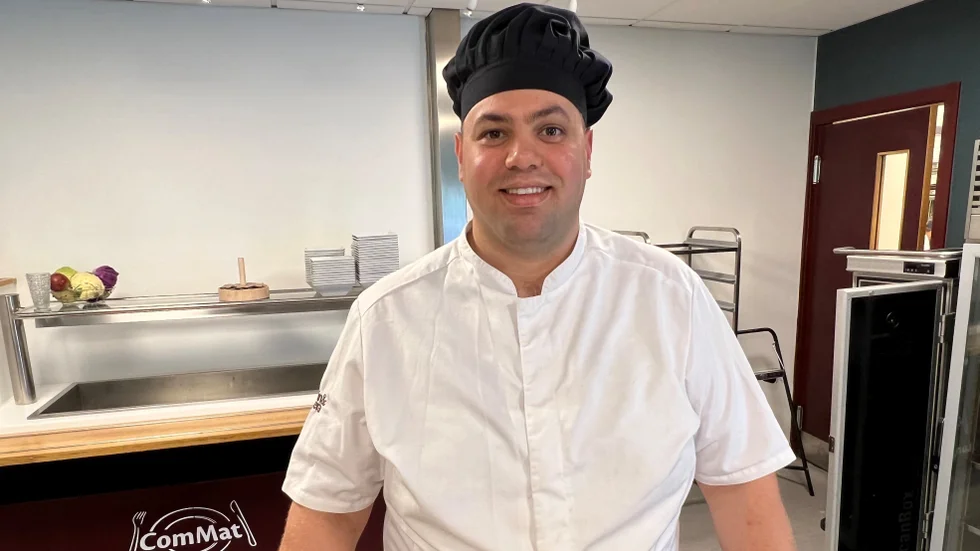 En bolagssnurr med aktiebolag som sålts vidare, och som jagas av fordringsägare och myndigheter, ställer till det för Katrineholmskrögaren. "Folk tror att min restaurang har gått i konkurs", säger Ahmad Alian, som numera driver restaurang Commat på Västgötagatan. 