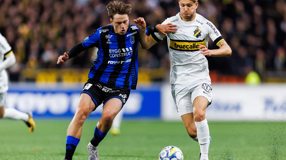 Adam Wikman i kamp mot Anton Saletros.