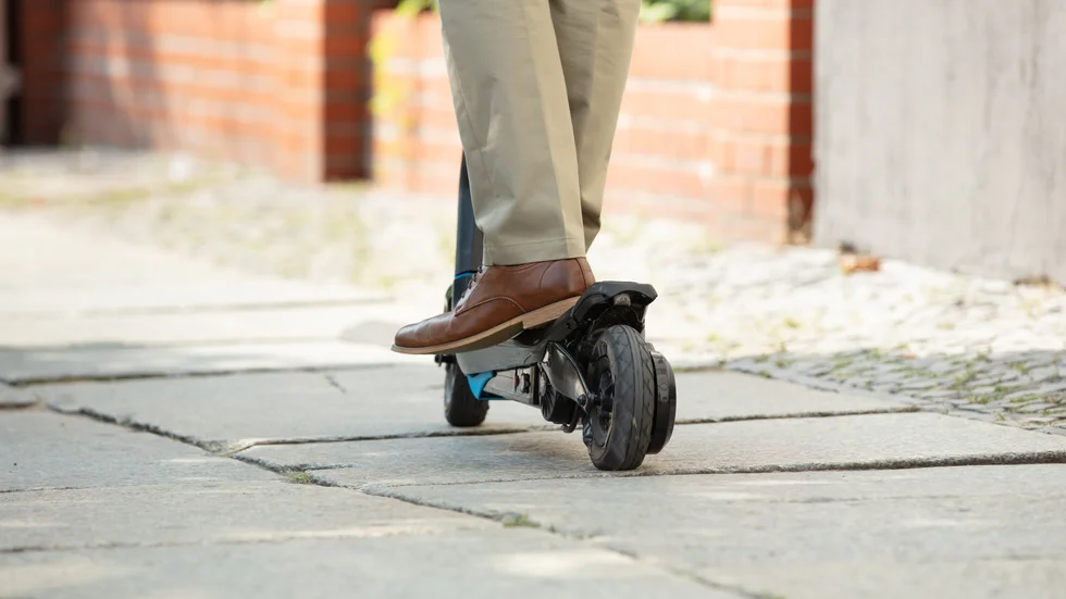 Dags att komma tillrätta med folk som framför elsparkcyklar på trottoarerna, tycker Helene.