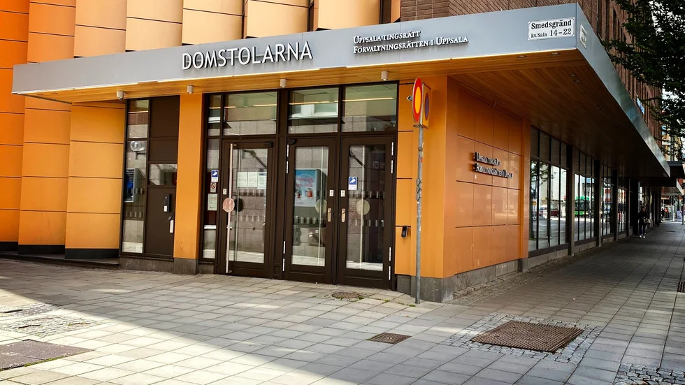 Uppsala tingsrätt dömer två tonåringar för misshandel av yngre elever på en skoltoalett. 