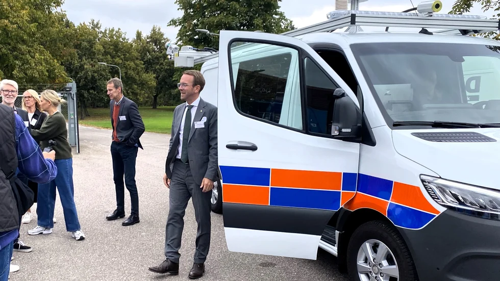 Infrastruktur- och bostadsminister Andreas Carlsson (KD), gör sig redo för att ta en åktur med den avancerade mätbilen som med hjälp av lidarskanner och 360-kamera kan mäta även omgivningen runt vägen och beskriva i 3D-modeller, så kallade digitala tvillingar.