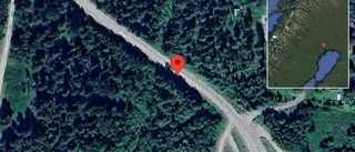 Brinnande fordon stoppar trafiken på väg 689