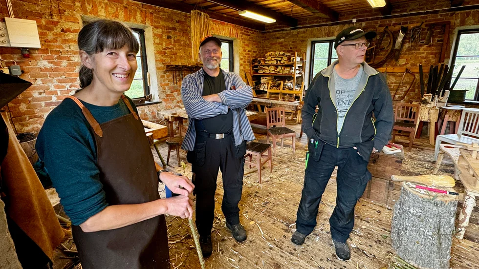 Anja Sundberg, Benny Ripklo och Lennart Östlund var några av hembygdsföreningens hantverkare som tog emot tredjeklassarna.