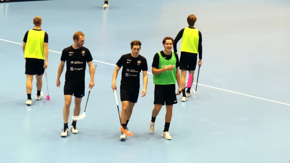 Gabriel Kohonen med lagkamrater under måndagens träning.