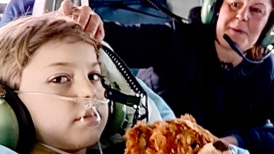Oskar och hans mamma Linda Fager fick byta till ambulanshelikopter i Järna. I Uppsala mötte ett traumateam.